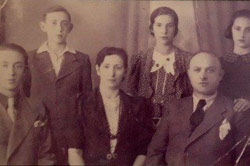 Retrato  de su familia  
León Tenenbaum,sus padres Shmuel  Tenenbaum y Masha Lesner 
y sus hermanos: Zalman ,Rosa y Rajel  (Posiblemente del año 1937)
