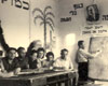 Lección de hebreo en el campo de desplazados
Archivo fotográfico de Yad Vashem