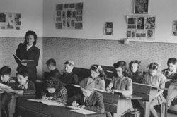 Clase de alumnos en el campo de Feldafing, 1947 
Archivo fotográfico de Yad Vashem