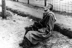 Un hombre después de la liberación Bergen Belsen, 1945 
Archivo fotográfico de Yad Vashem.