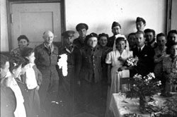 La primera boda en Bergen Belsen.
Archivo fotográfico de Yad Vashem.