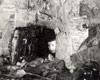 Moishele Kapanski a través de un agujero después de la liberación
Vilna, 16/7/1944
Archivo fotográfico de Yad Vashem