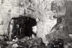 Moishele Kapanski a través de un agujero después de la liberación
Vilna, 16/7/1944
Archivo fotográfico de Yad Vashem 