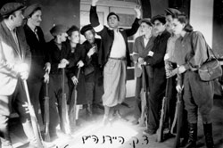 Representación de una obra de teatro en el campo de desplazados
 19/4/1947.
Archivo fotográfico de Yad Vashem.