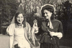 Guerda y Lisel Maier disfrazadas de príncipe y princesa, Alemania.
Archivo fotográfico de Yad Vashem