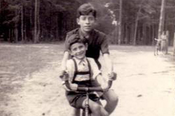 Los hermanos Illvitzky en bicicleta antes de la Shoá.
Archivo fotográfico de Yad Vashem