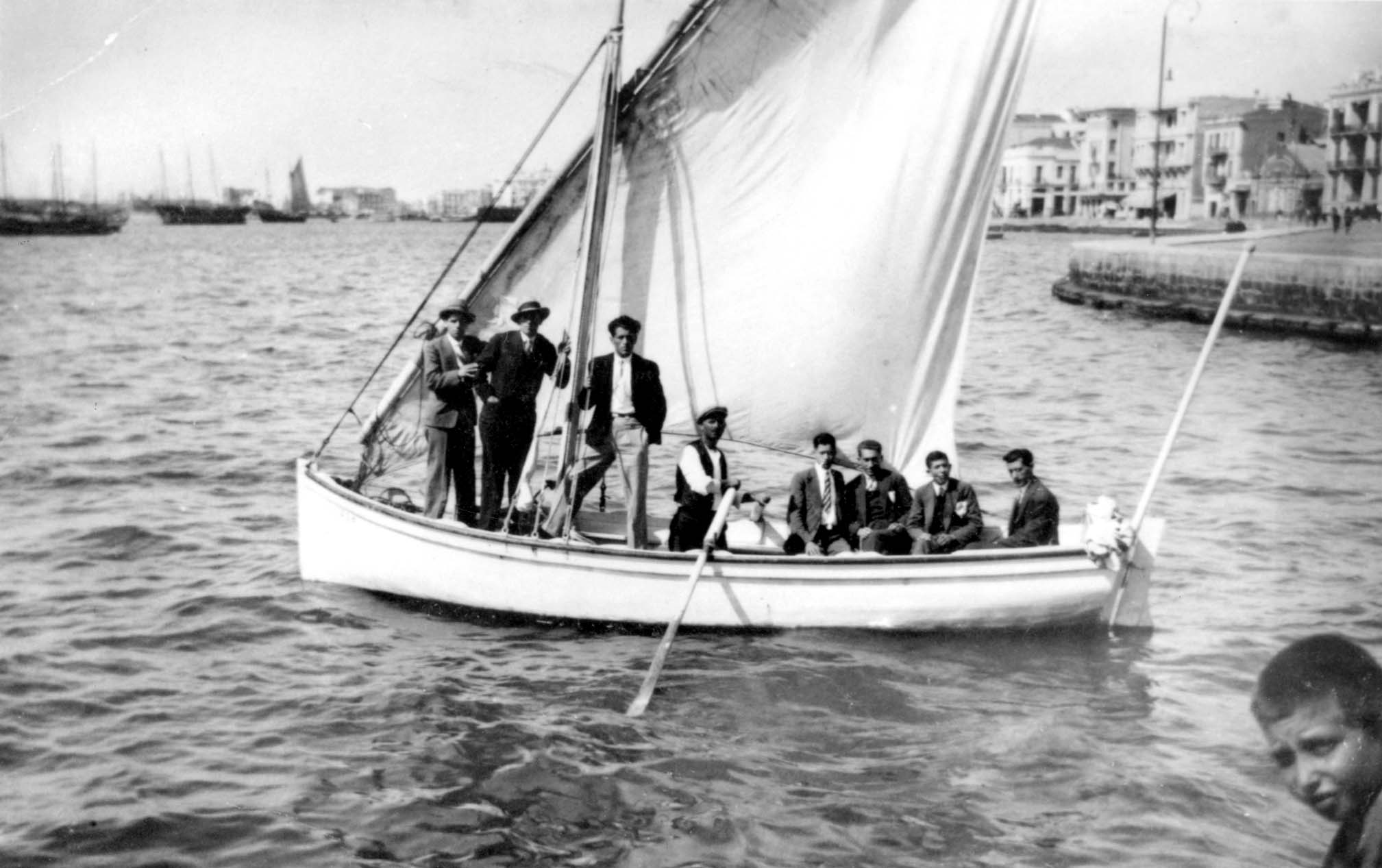 Julio de 1939, jóvenes de Monastir en un bote a vela
