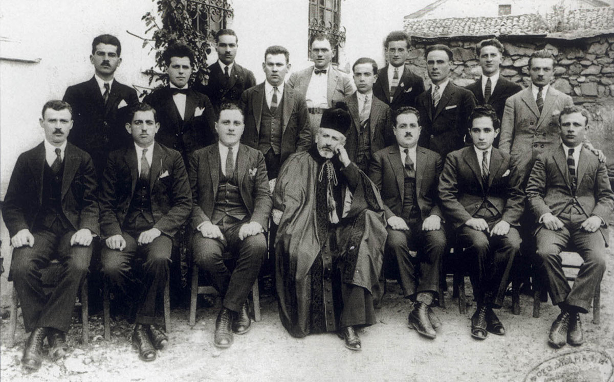 Rabí Shabtai Djean con miembros de la sociedad “Malbish Arumim”, 1925