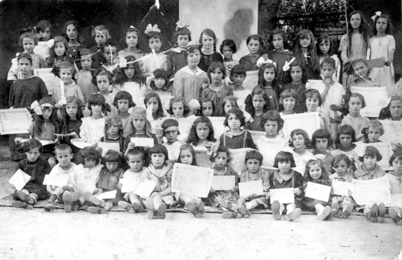 Clase de niñas en la escuela judía de Monastir, preguerra. Las alumnas sostienen sus libretas de calificaciones