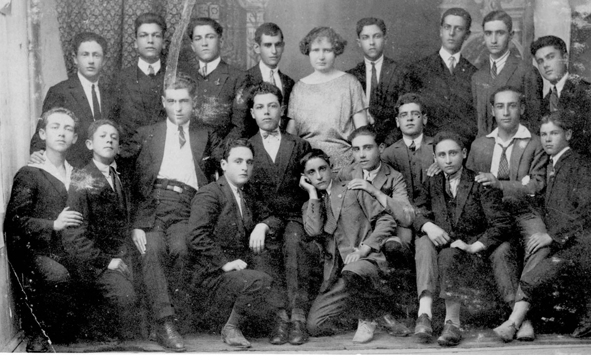 La maestra hebrea Leah Ben David con miembros del Club Deportivo Macabi, Monastir, 1929