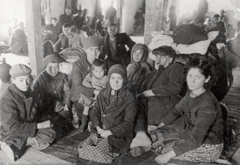 Judíos sentados sobre taburetes en los depósitos de la fábrica de tabaco “Monopol”, Skopje, marzo de 1943