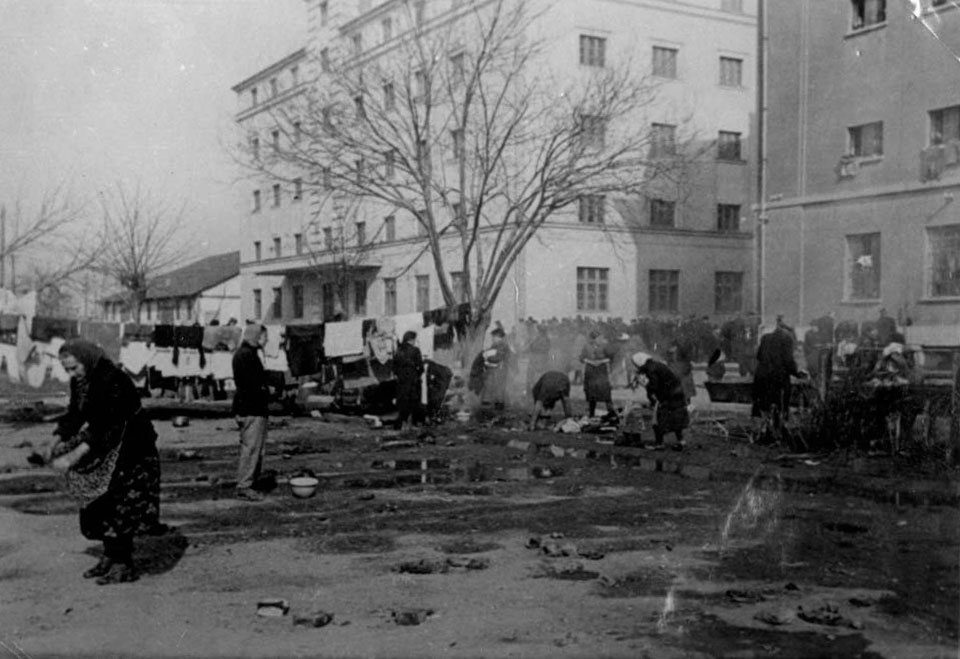 Mujeres judías lavando ropa en el patio de la fábrica de tabaco “Monopol”, Skopje, marzo de 1943