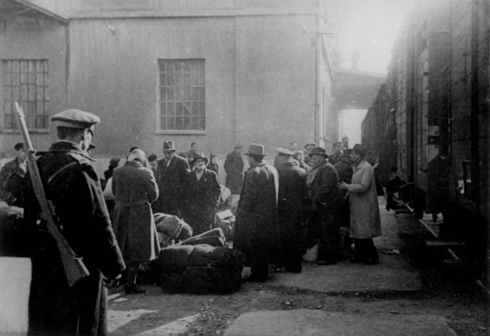 Judíos camino al tren que los conducirá a Treblinka, Skopje, marzo de 1943