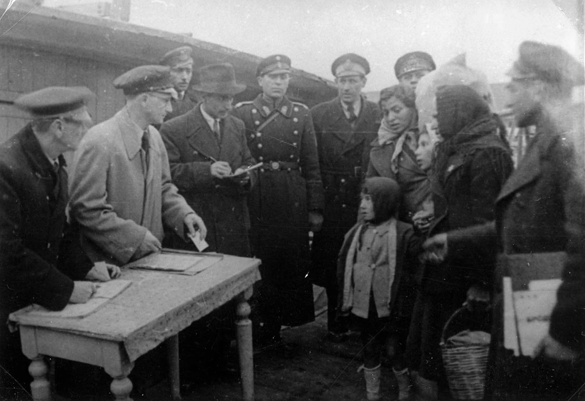 Control de documentos de los judíos deportados antes de subir al tren a Treblinka, Skopje, marzo de 1943
