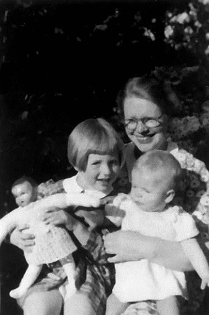 María Blankestein con sus hijas, mayo de 1944