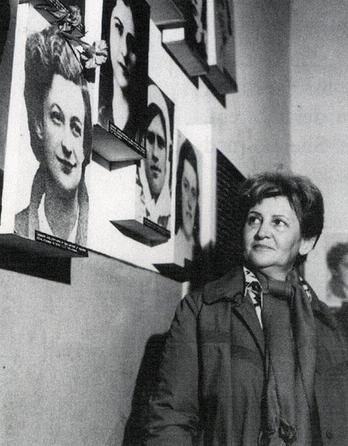 Jennie Lebl junto a una foto de Jelena Glavaški en el Museo de Niš