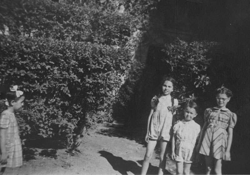 Arlette Skornicki (izq.) en el patio del Consulado español, con otros niños escondidos, Saint-Étienne, Francia, 1943-1944