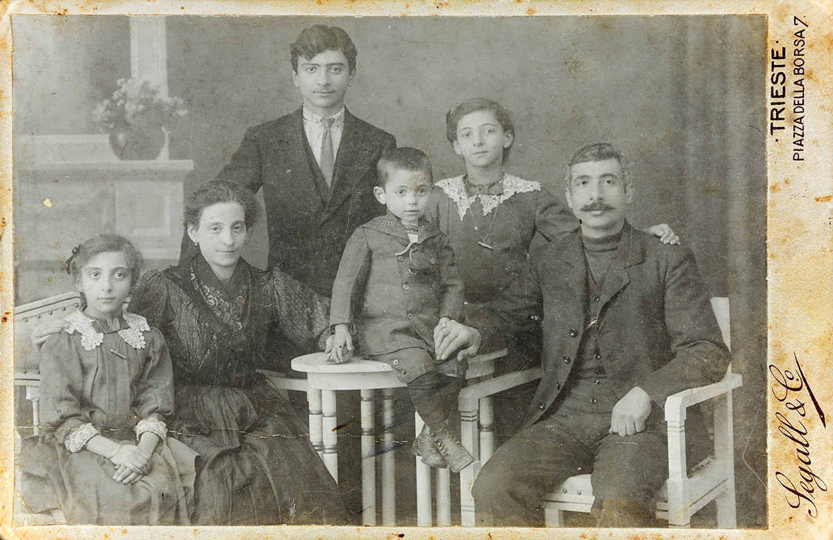 Haim-Vittorio y Speranza Israel con sus hijos. Trieste, hacia 1914. Sentados der.: Haim, Daniel, Speranza y Anna. En pie: Pacina y Darío