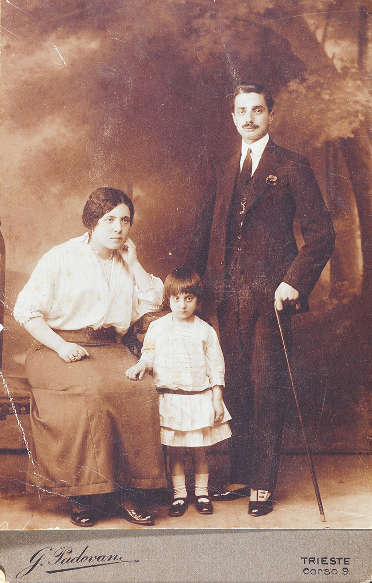 Zadok y Stella Bisson con su hija Anna. Trieste, hacia 1914. Zadok y Stella fueron asesinados en el Holocausto. Ana sobrevivió.
