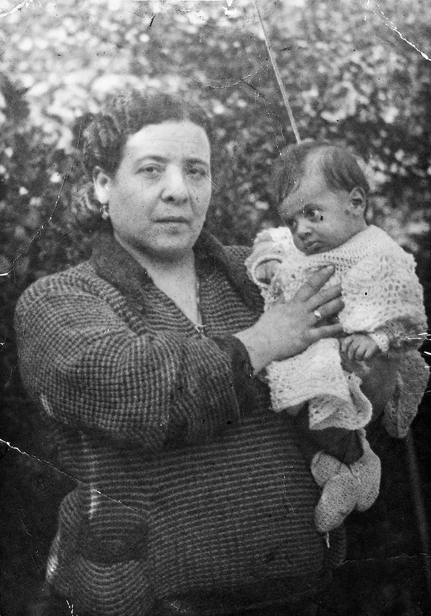Stella Bisson y su nieto, Dario Israel. Trieste, años 30