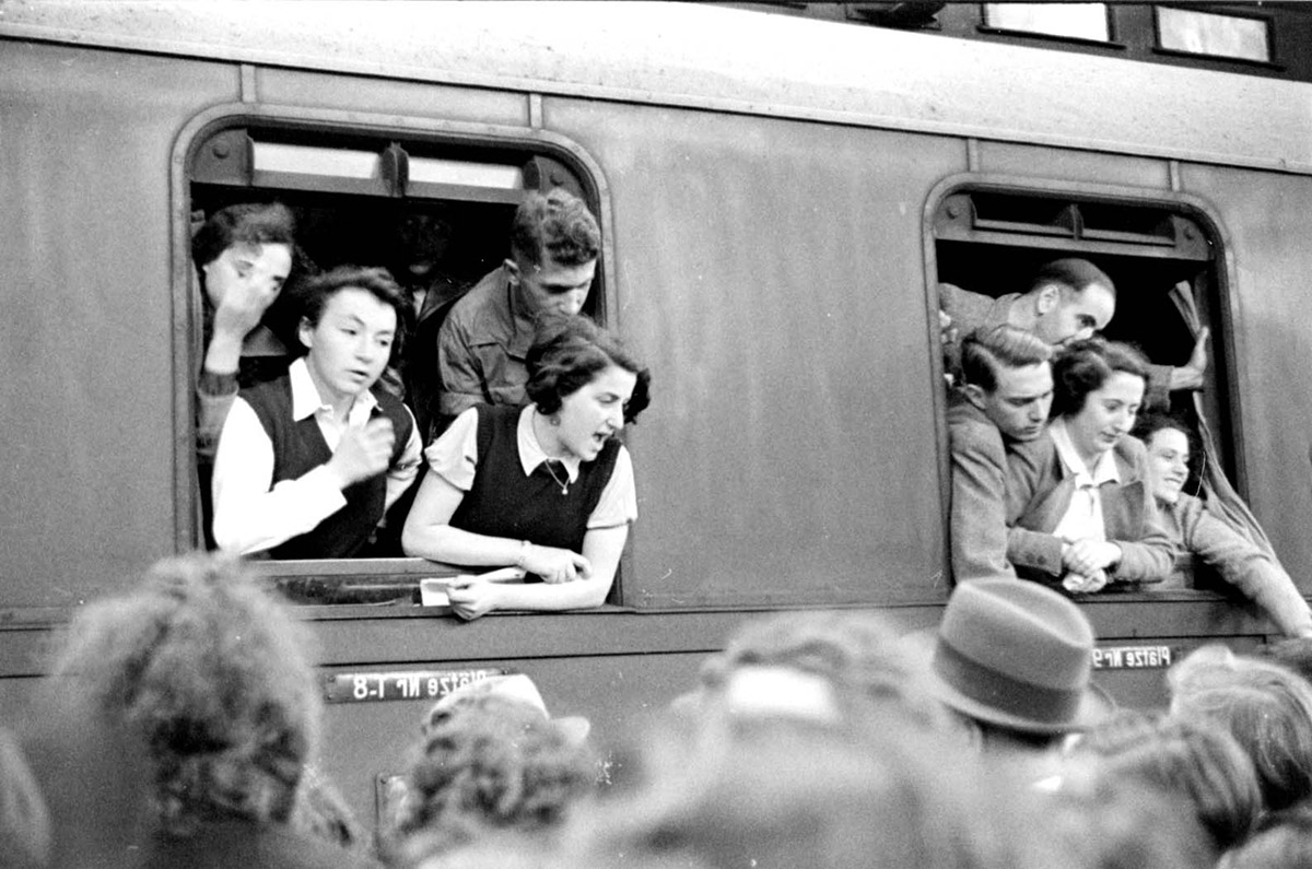 Des familles venues dire aurevoir aux jeunes passagers du “Train des 700”, Berlin, septembre 1936