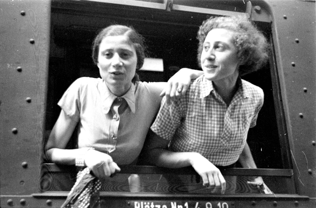 Des jeunes filles à bord du “Train des 700”, Berlin, septembre 1936
