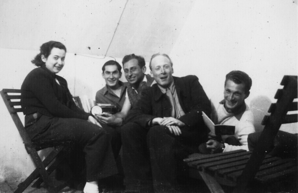 Paula Kaufman-Welt (à gauche) avec des membres de la résistance, Paris 1944