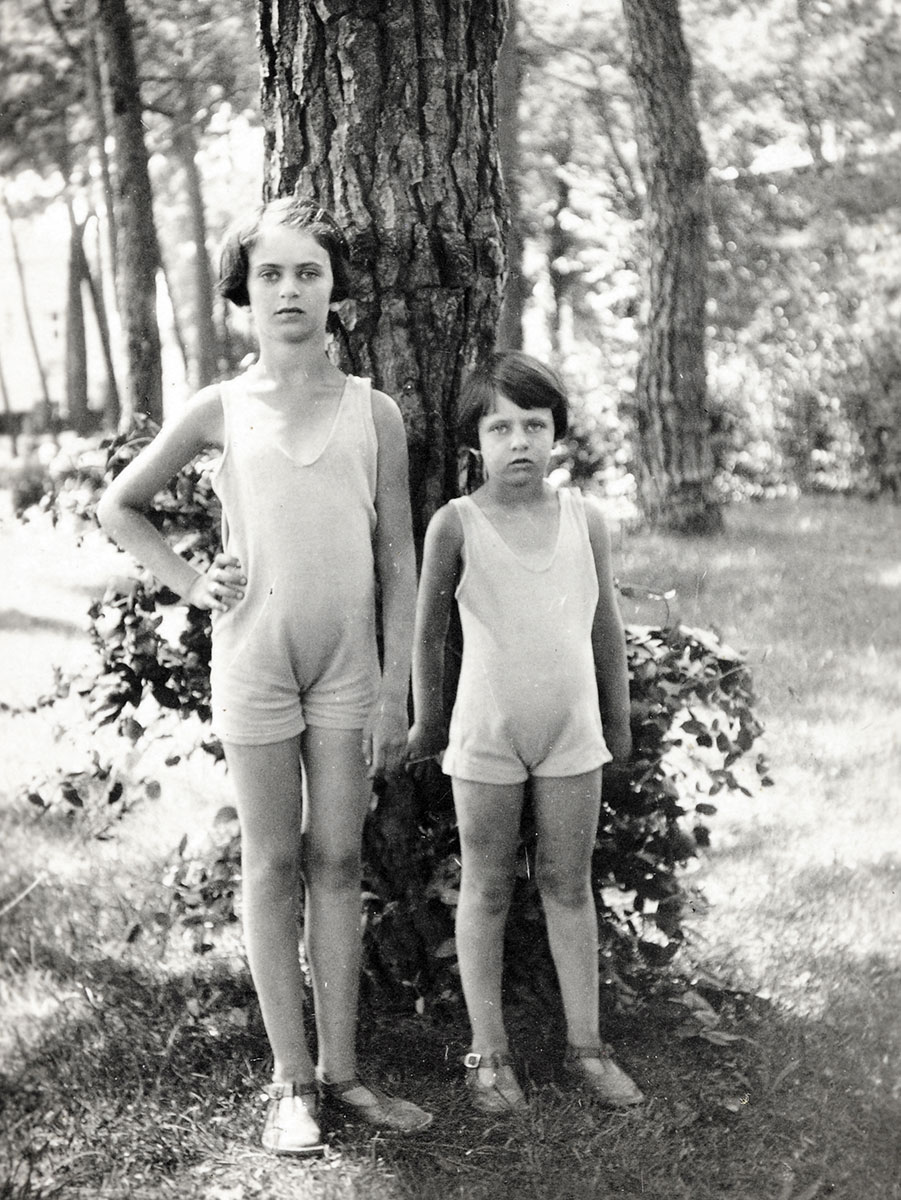 Mila Racine (à gauche) et sa soeur Sasha, en France, 1929