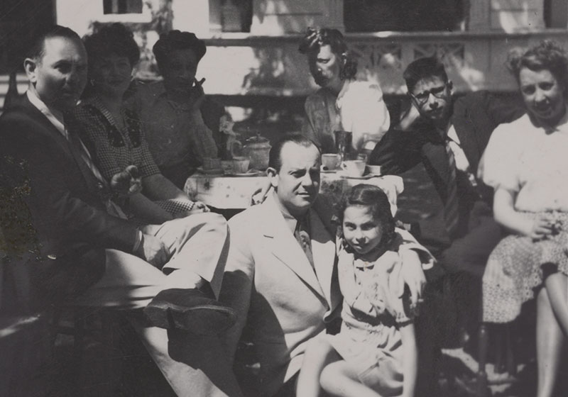 Skornicki assis par terre avec sa fille Arlette dans le jardin du consulat. Assis, à gauche : le consul Enrique et son épouse. Saint Etienne, 1943.