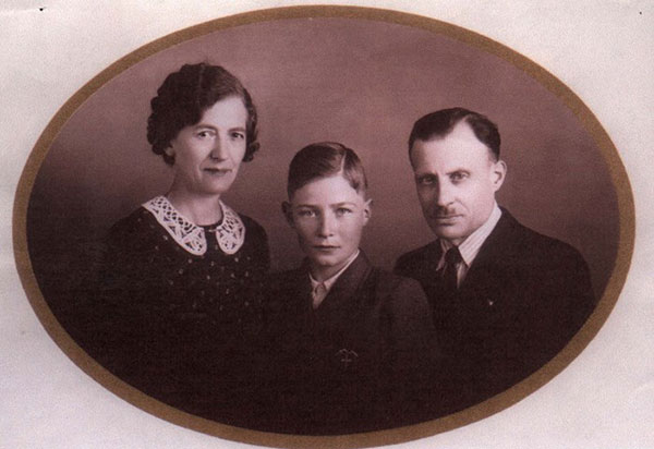 Photo de Lucien et Marie Noël avec leur fils Maurice, 1942