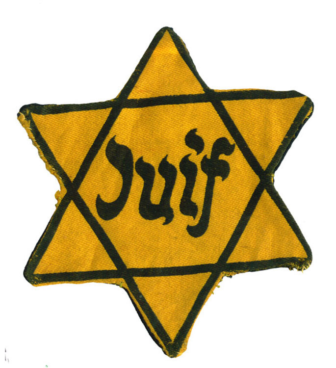 L’étoile jaune de Zizi Lichtenstein, pendant la Shoah en France. Zizi avait 10 ans en 1942 quand il a dû porter l’insigne