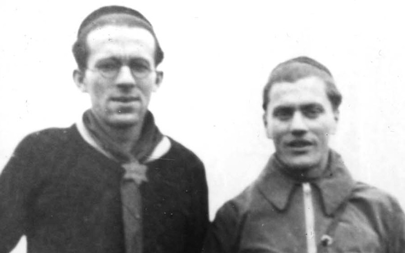 Léo Cohn (à gauche) dans son uniforme des EIF et un ami