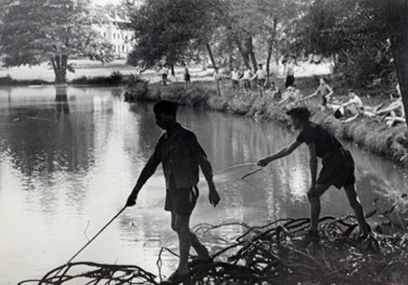 Les "enfants de Buchenwald" au château d'Ambloy, pêchent dans le lac de la propriété. France, 1945
