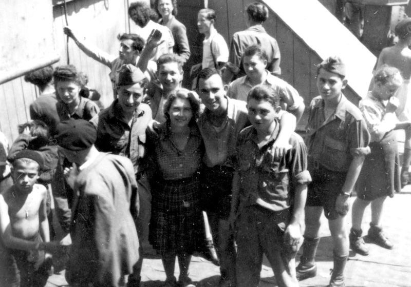 Simone, une éducatrice d'Ecouis venue faire ses adieux aux "Enfants de Buchenwald" avant leur départ pour Eretz Israël (Palestine mandataire)