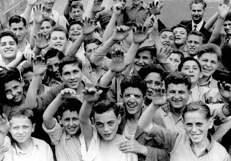 Des "enfants de Buchenwald" font leurs adieux à leurs camarades en partance pour Eretz Israel. France, juillet 1945