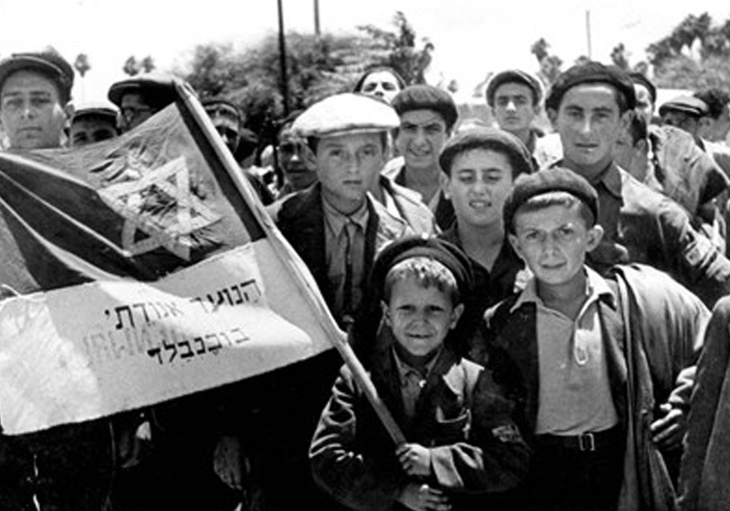 Haïfa, Palestine mandataire, "Loulek", Israël Meir Lau, 8 ans, en route pour le camp de détention d'Atlit avec d'autres enfants de Buchenwald
