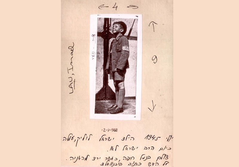 Haïfa, Palestine mandataire, "Loulek", Israël Meir Lau, 8 ans. Juillet 1945
La photo a été prise au port de Haïfa