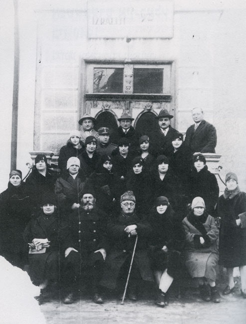הוועד הציבורי והצוות הרפואי של בית החולים היהודי בבלץ. במרכז השורה הראשונה – ד"ר ווטרסמן