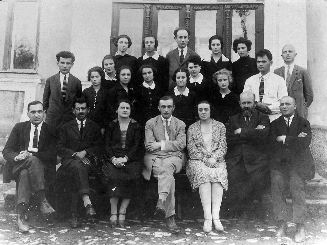תלמידות הגימנסיה העברית בבלץ עם סגל המורים, 1928