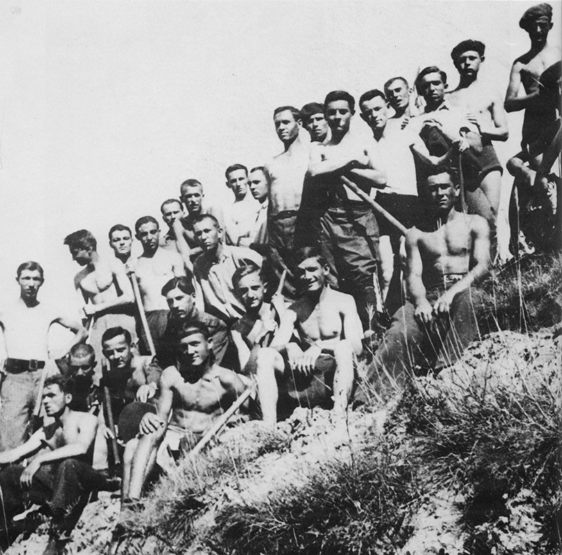 תלמידים בשרות טרום-צבאי (פרה-מיליטריה) במחנה בקישינב, קיץ 1938. ראשון מימין - ויטיה גויכמן, חמישי - יוסף מזור