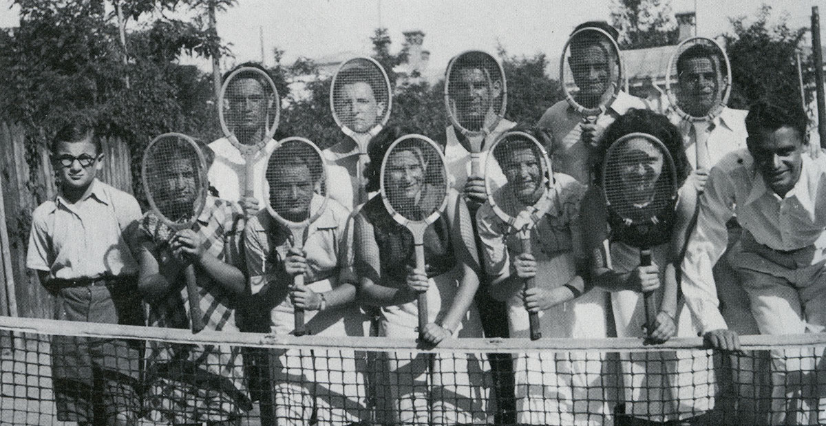 נוער יהודי במגרש הטניס העירוני, בלץ, 1939