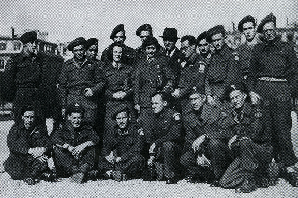 חיילי הבריגדה היהודית בפריס, לאחר שחרור צרפת. עומד חמישי מימין - מישה פוקס