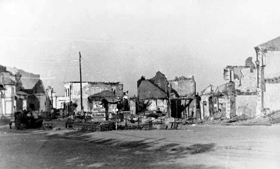 הריסות בעיר בלץ לאחר כיבושה ע"י הגרמנים. מתוך אלבום של חייל גרמני המתעד את הפלישה לברית המועצות