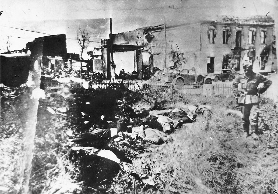 בלץ, יולי 1941: גופות יהודים שנרצחו בחצר כנסיית ה"סובור". מימין, חייל גרמני