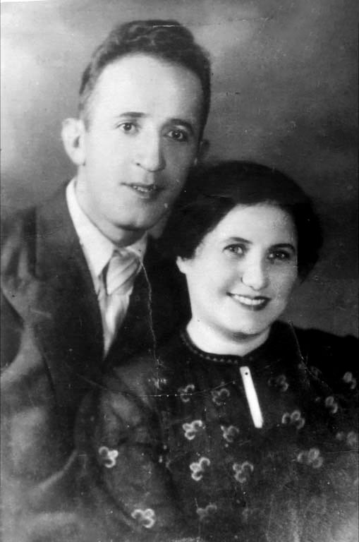 יצחק גלפר נולד בקייב שבאוקראינה ב-1906 ונרצח בספטמבר 1941 בבאבי יאר. רעייתו רחל פורטניקובה ובתו בת החודש, טטיאנה, נרצחו יחד אתו..