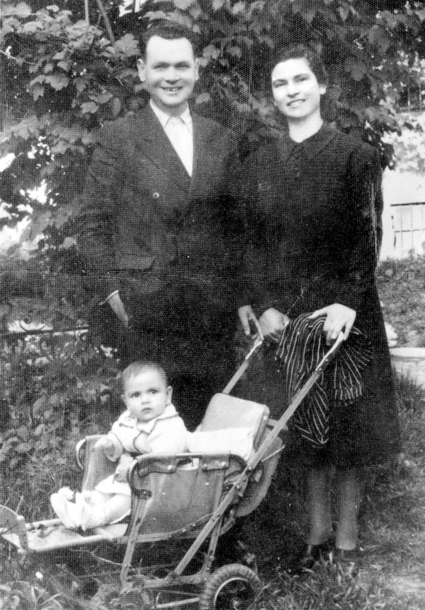 מואיז וסול נבון עם בתם התינוקת. מואיז ואשתו עלו לארץ ישראל ובשנת 1939 נישאו בפתח-תקווה