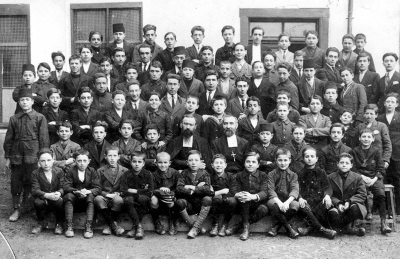 1910 - תלמידי בית הספר הקתולי במונאסטיר, ביניהם תלמידים יהודים. בית הספר נוהל על-ידי מסדר סנט לזר הצרפתי