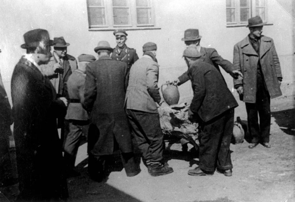 סקופיה, מרץ 1943 - הקומיסר לענייני יהודים אלכסנדר בלב (משמאל) מפקח על חלוקת המים במקום ריכוז היהודים, מחסני מפעל הטבק 'מונופול'