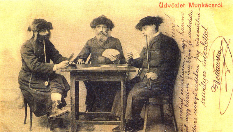 יהודים משחקים קלפים – גלויה ממונקאץ', 1900
