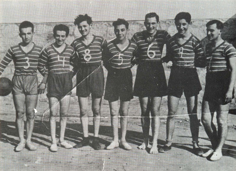 נבחרת קבוצת כדורסל מהגימנסיה – 1942. במרכז, מס. 5 משה-מיקלוש (מיקי) סאטמארי. משה שרד